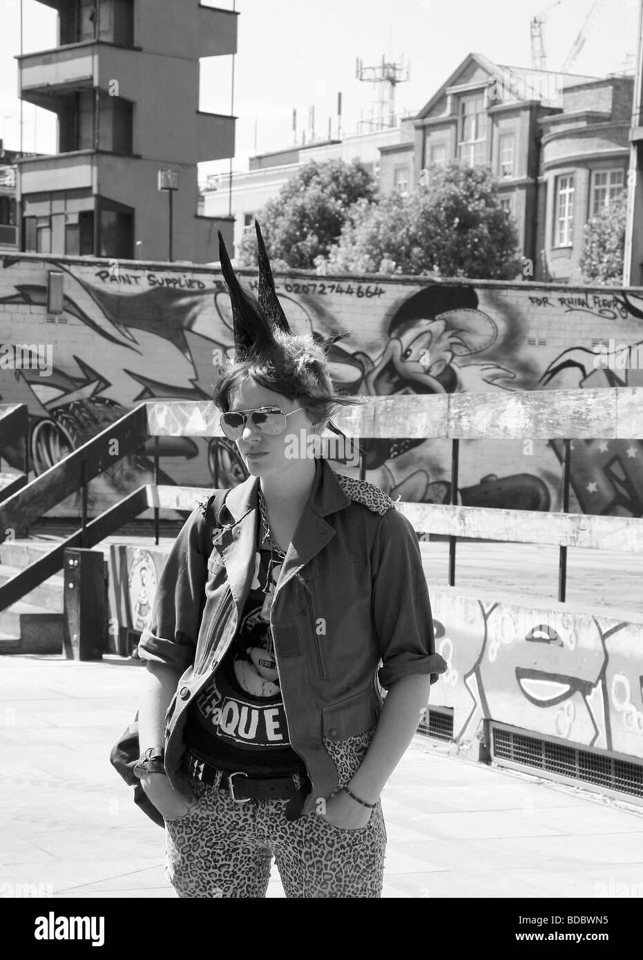 Ein Punk-Mädchen "Rae Ray Unruhen" mit einem großen Mohikaner, Shoreditch, London, UK.2009 Stockfoto