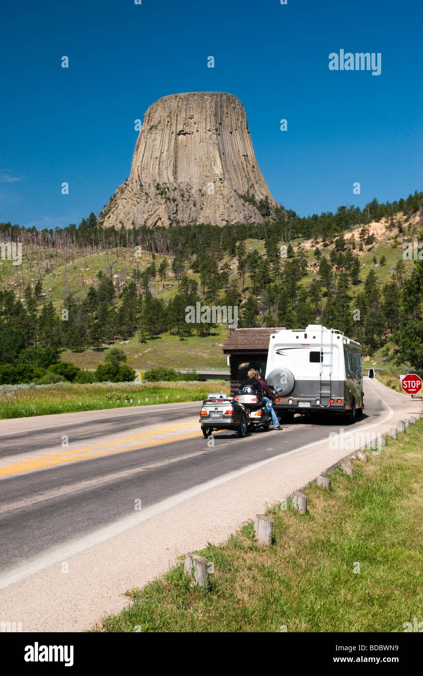 Besucher in einem Wohnmobil und auf einem Motorrad in Devils Tower National Monument in Wyoming Stockfoto