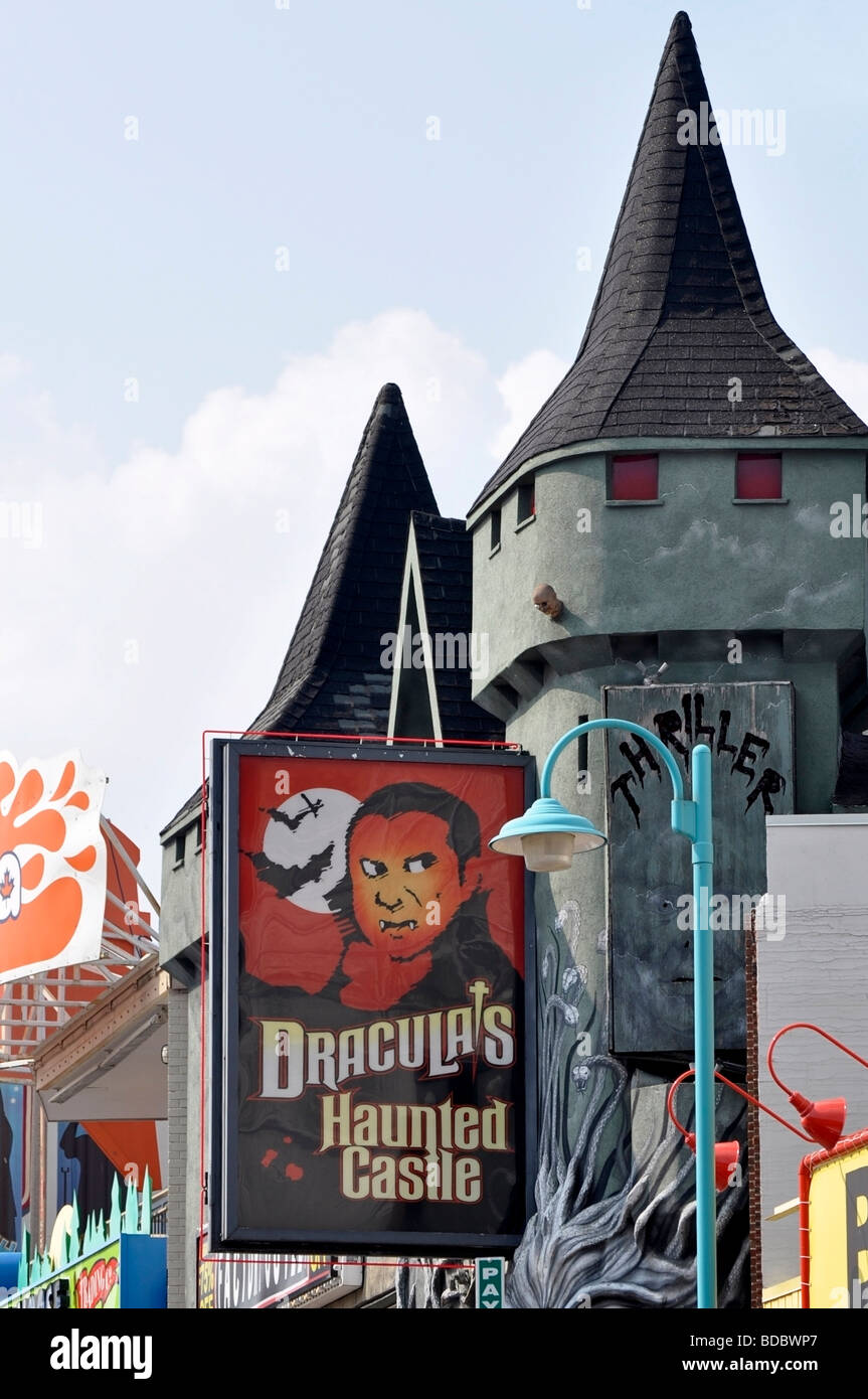 Attraktionen auf dem Clifton Hill, Niagara, Ontario - der Dracula Schloss spukt Stockfoto