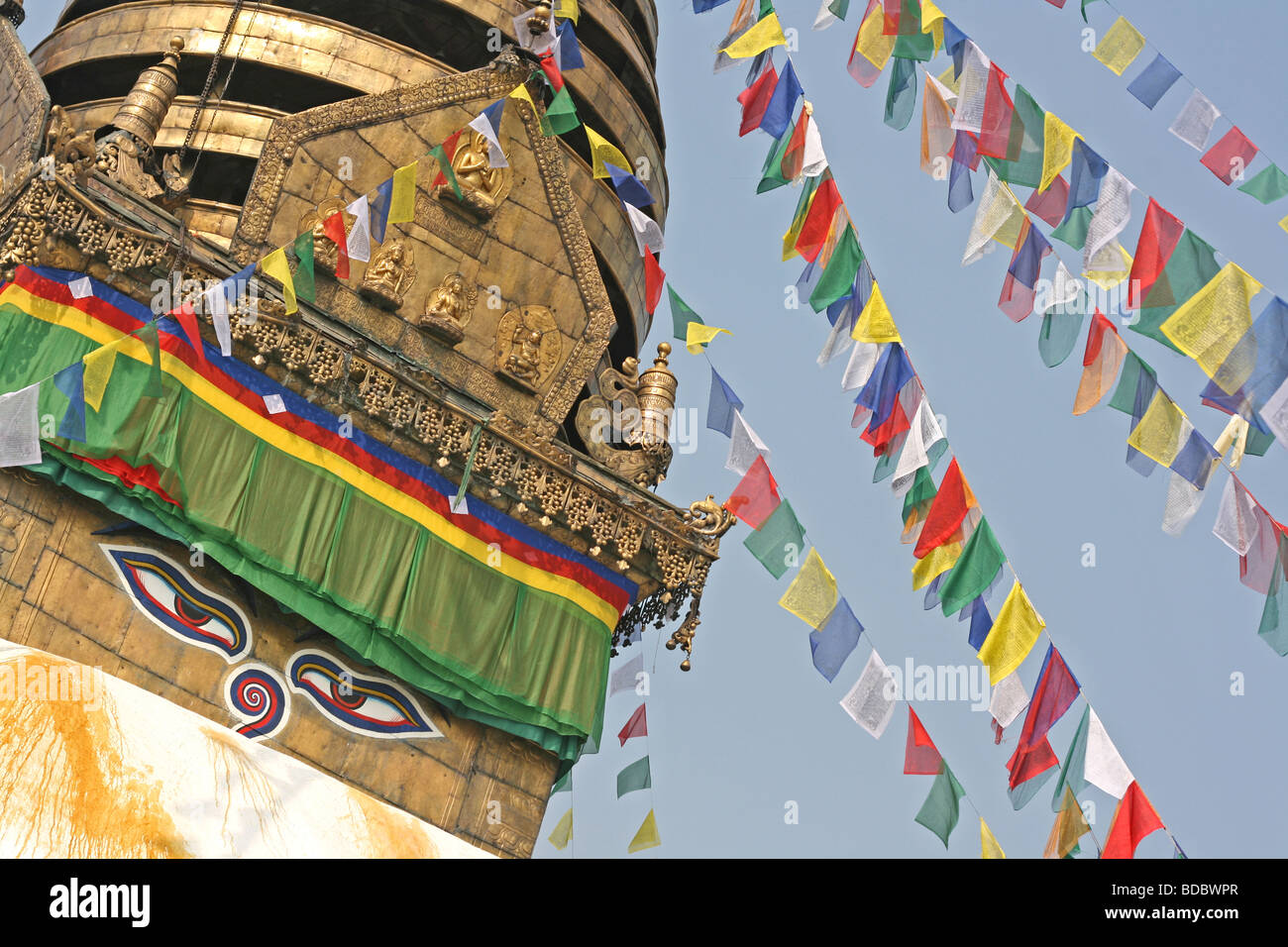 Atemberaubende Nahaufnahme von Buddha Augen und tibetische Gebetsfahnen in Swayambhunath Tempel Stockfoto