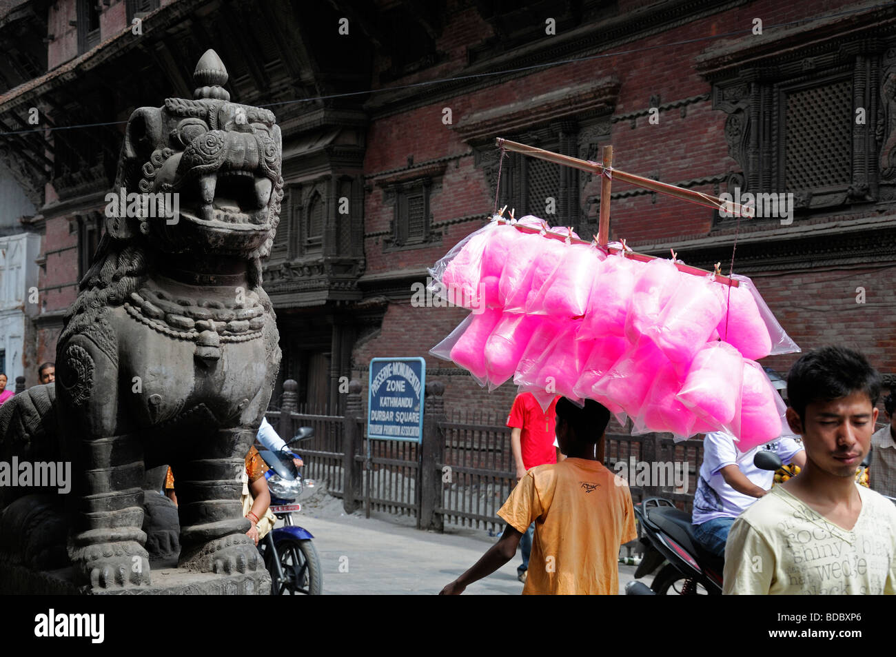 kleiner Junge Verkauf Taschen rosa Zuckerwatte Zahnseide herumlaufen Durbar Square Kathmandu-nepal Stockfoto