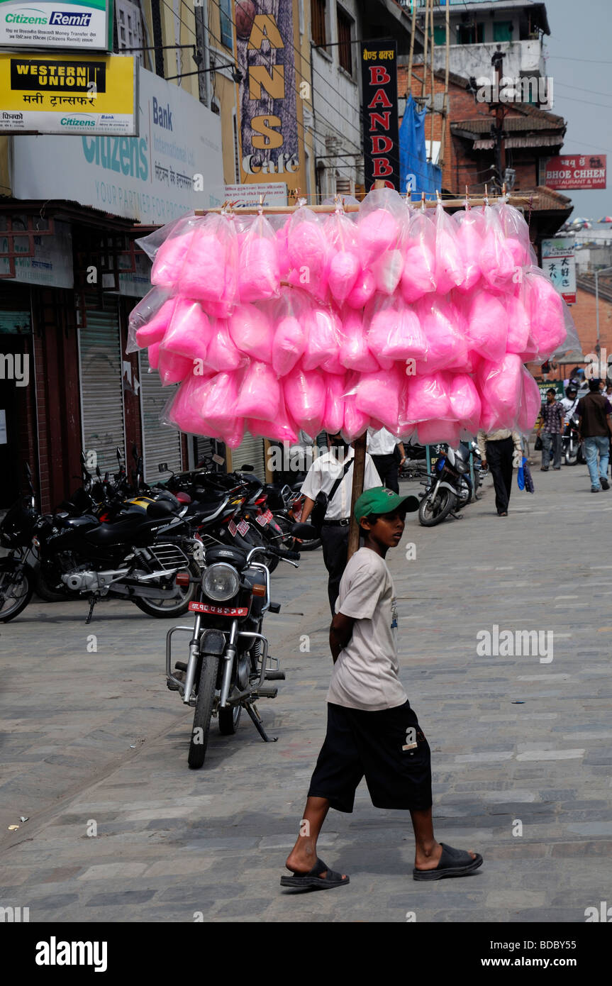 kleiner Junge Verkauf Taschen rosa Zuckerwatte Zahnseide herumlaufen Durbar Square Kathmandu-nepal Stockfoto