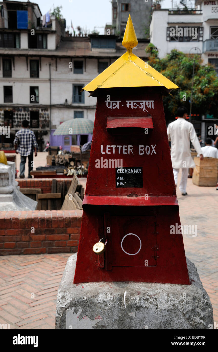 rot und gelb dreieckig geformte Briefkasten Hanuman Dhoka Durbar Square Kathmandu nepal Stockfoto