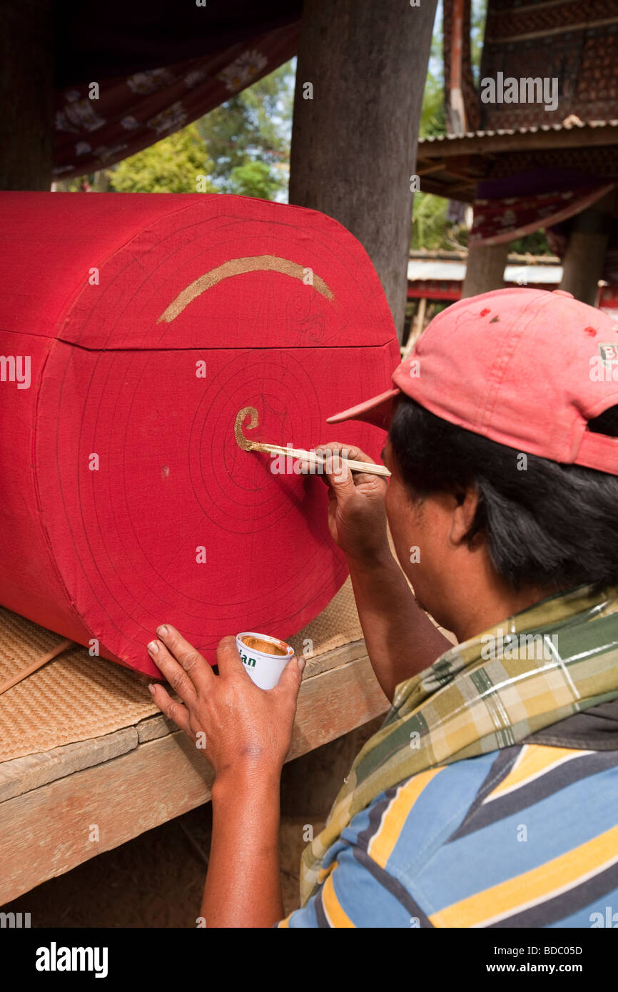 Indonesien Sulawesi Tana Toraja Bebo traditionelle Beerdigung Zeremonie Vorbereitung dekorieren den Sarg Stockfoto