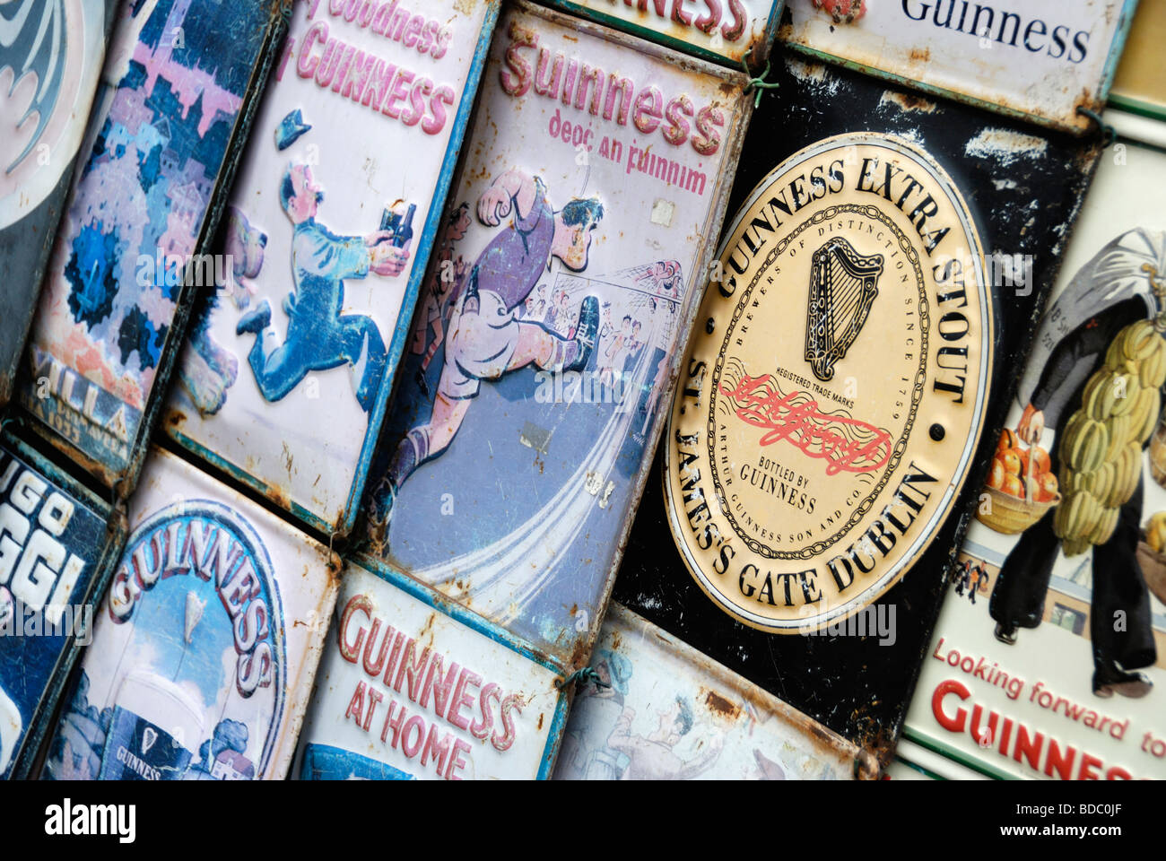Zahlreiche Werbeschilder alte Zinn Förderung Guinness Bier Stockfoto