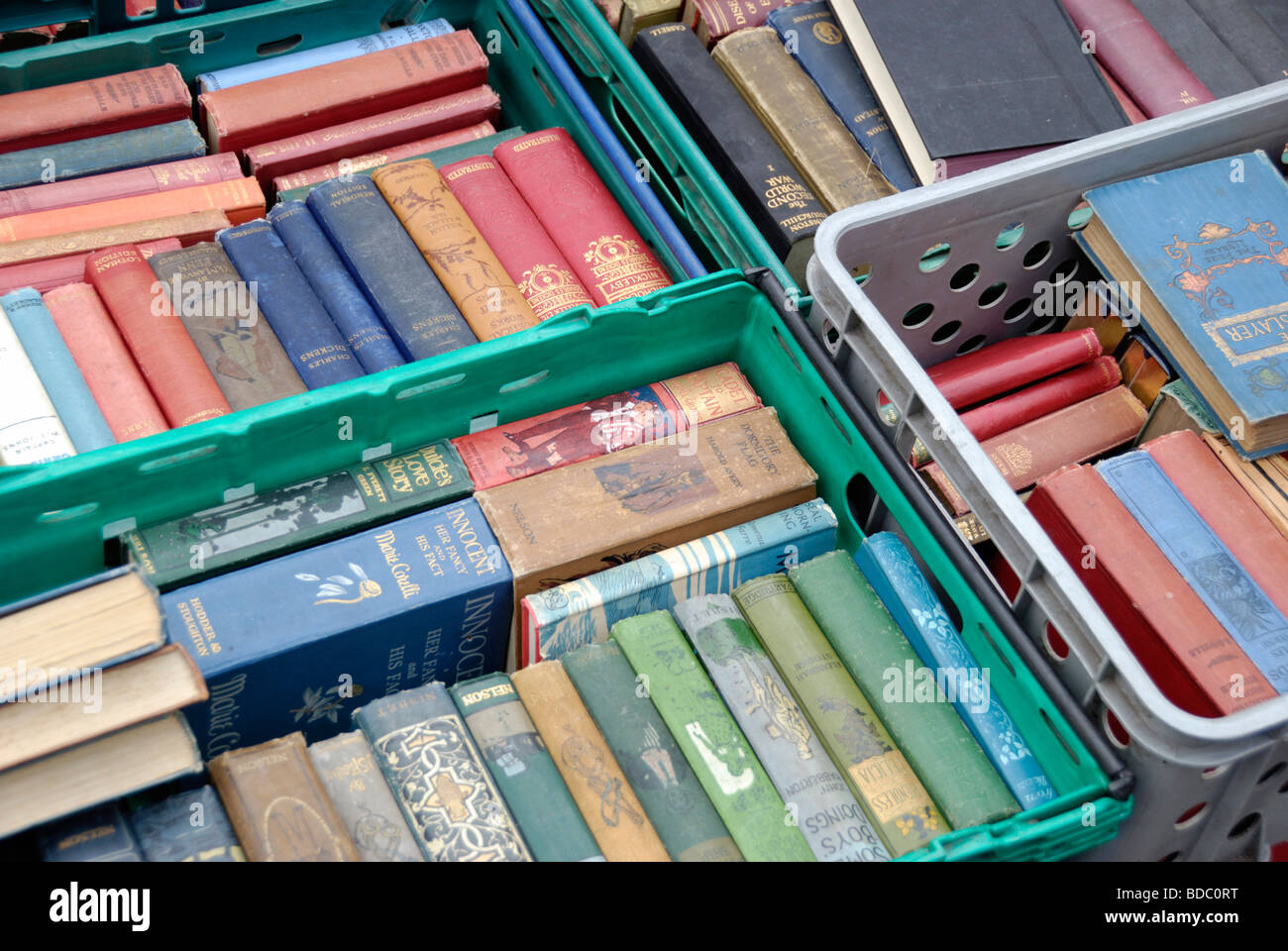 Kisten mit antiquarischer Bücher auf einem Markt stall London England Stockfoto