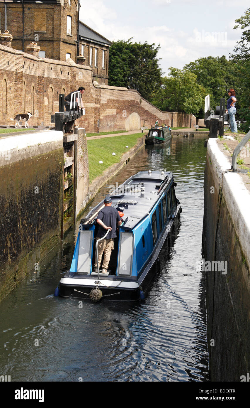 Ein Grachtenboot verlässt Schließungsnummer 92 von Hanwell sperrt am Grand Union Canal, Hanwell, London, UK. Stockfoto