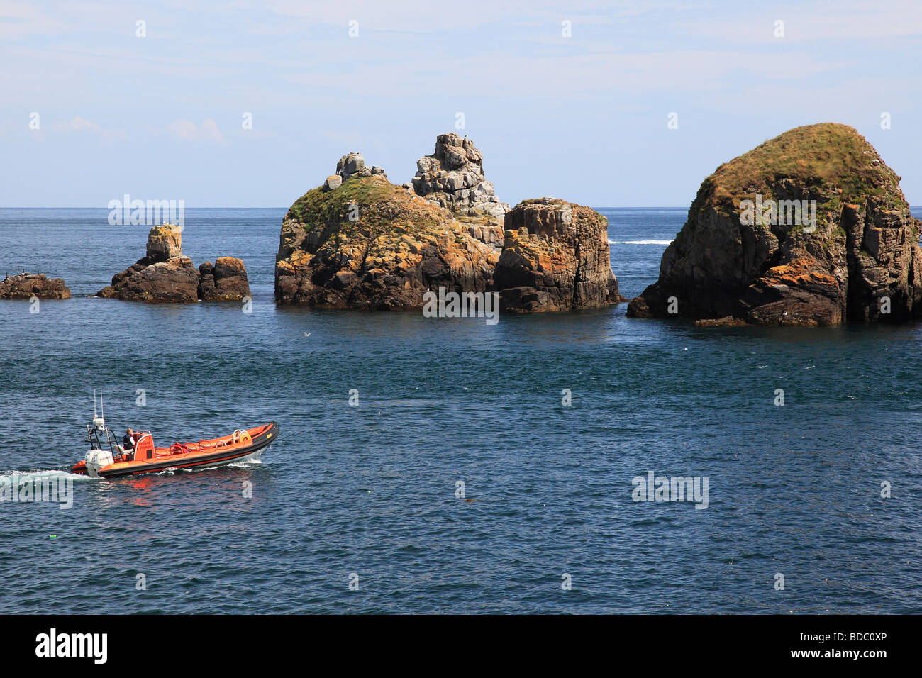Boot in der Nähe der Felsen der Insel Sark, Kanalinseln Stockfoto