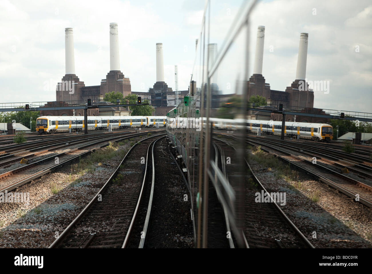 Battersea Power Station aus der Reflexion in den Fenstern eines Zuges warten in London Victoria gehen aus gesehen Stockfoto