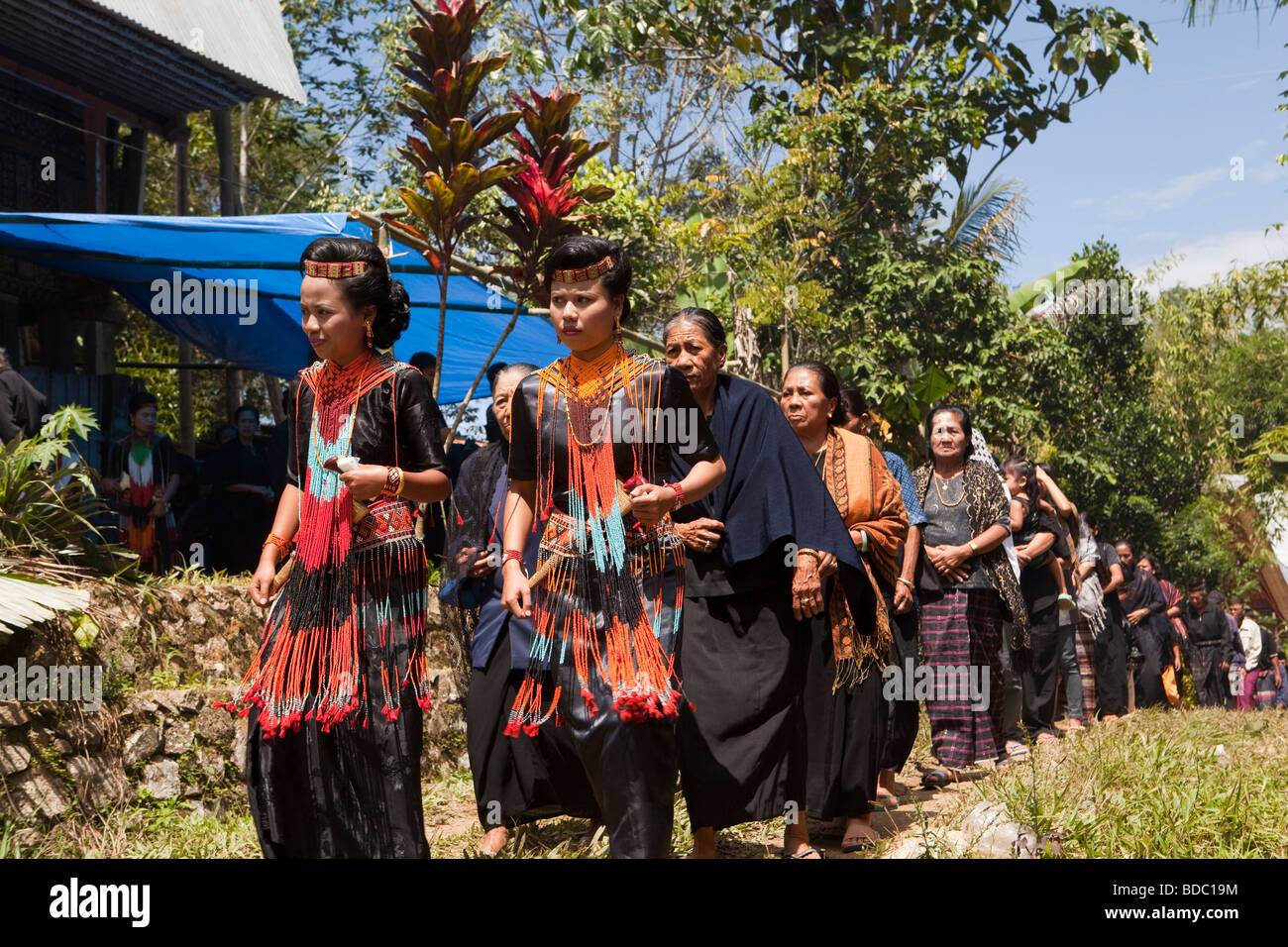 Indonesien Sulawesi Tana Toraja Bebo Toraja Beerdigung traditionell gekleidet trauernden Verarbeitung Stockfoto