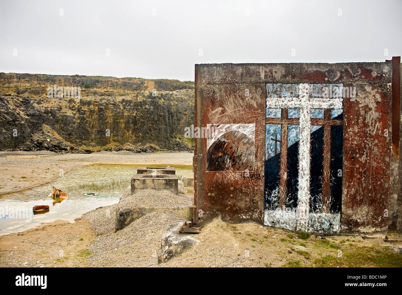 Graffiti an der Wand eines alten Gebäudes in einem verlassenen Steinbruch in Wales Foto von Gordon Scammell Stockfoto