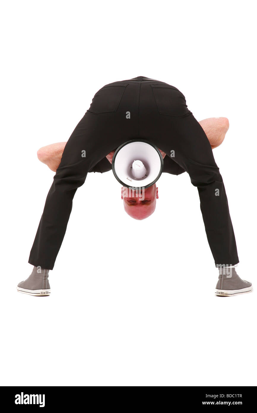 Leitung Glatzkopf mit Megaphon beugt sich nach vorne zwischen den Beinen und brüllt Stockfoto