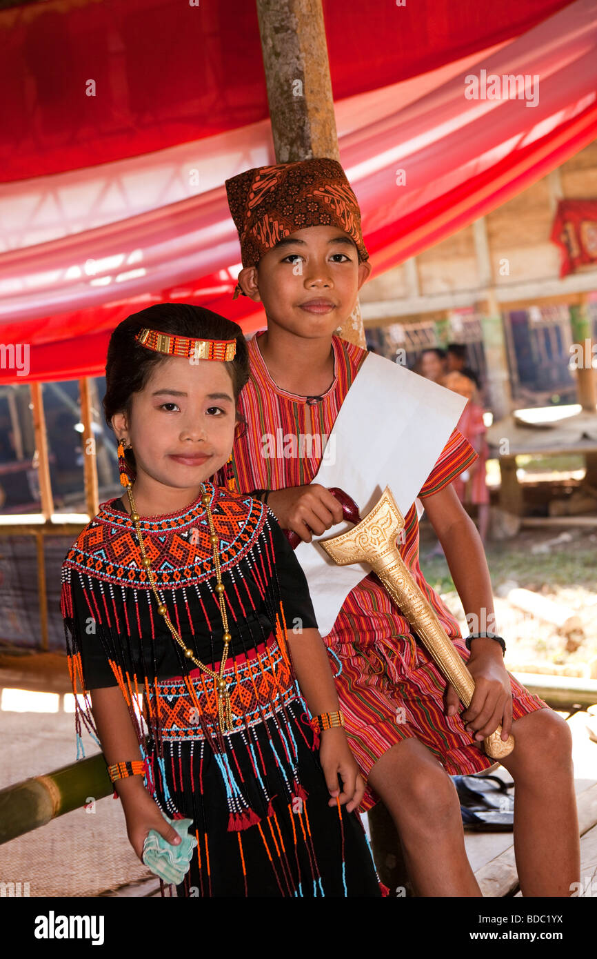 Indonesien Sulawesi Tana Toraja Bebo Toraja Beerdigung Feier Dorfkinder in traditioneller Tracht Stockfoto