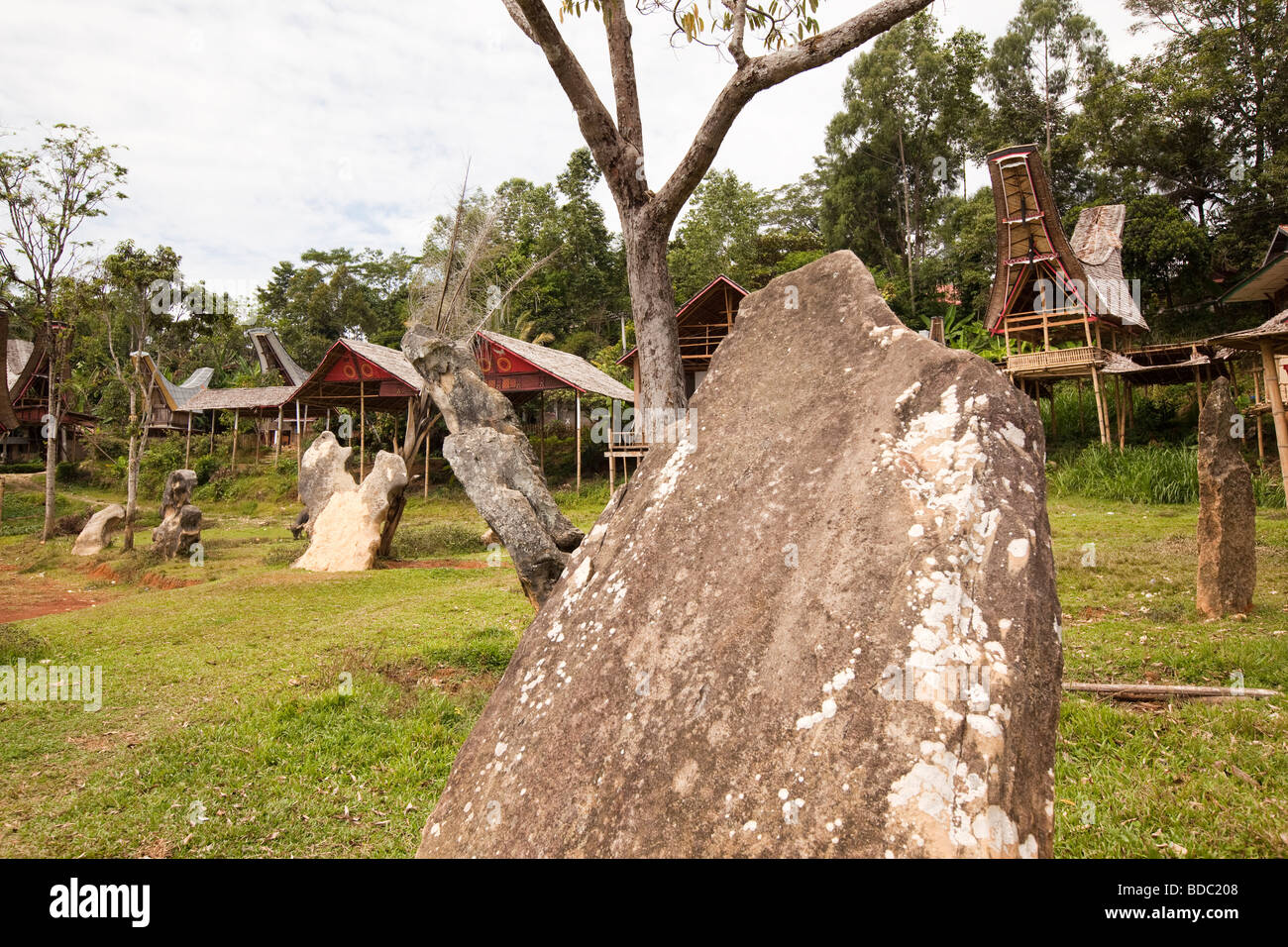 Indonesien Sulawesi Tana Toraja Rante königlichen Beerdigung Ort ungewöhnlich geformte Stein Megalithen Stockfoto