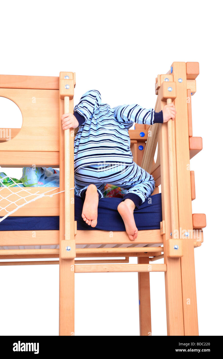 rechts steigen von einem Billi-Bolli Hochbett Stockfoto