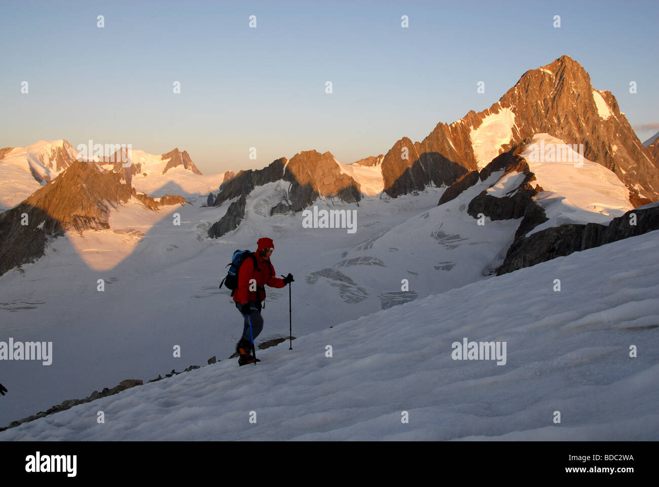 Bergsteiger, die aufsteigende Oberaarhorn 3631m mit Finsteraarhorn 4274 Berner Alpen der Schweiz Modell veröffentlicht Stockfoto