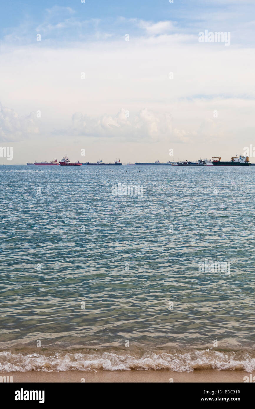 Öltanker am Horizont gesehen vom Strand auf Sentosa, Singapur Stockfoto