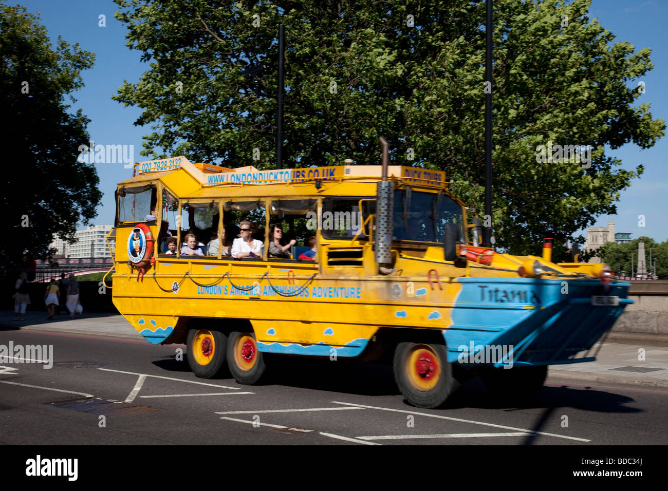 Duck Tour Amphibienfahrzeug, London. Touren gehen auf den Straßen und auf den Fluss. Stockfoto