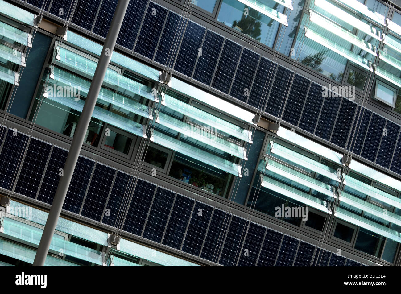 Solaranlage auf einem Gebäude in Edinburgh. Stockfoto