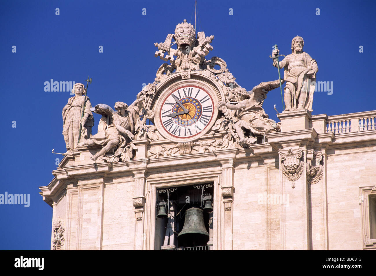 Italien, Rom, Petersdom, antike Uhr aus nächster Nähe Stockfoto
