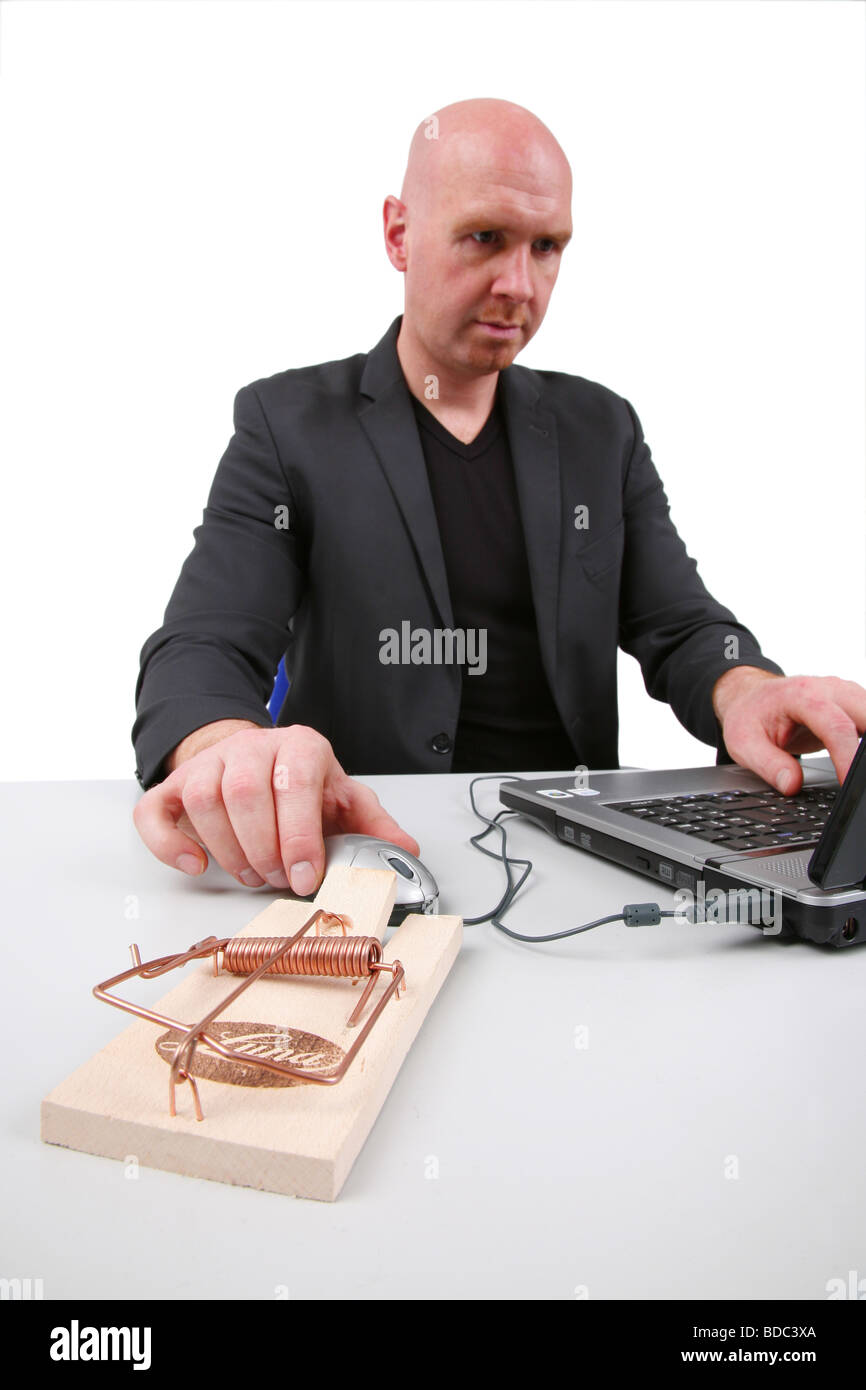 Leitung Glatzkopf mit einem Laptop mit Mausefalle nächsten Computer-Maus Stockfoto
