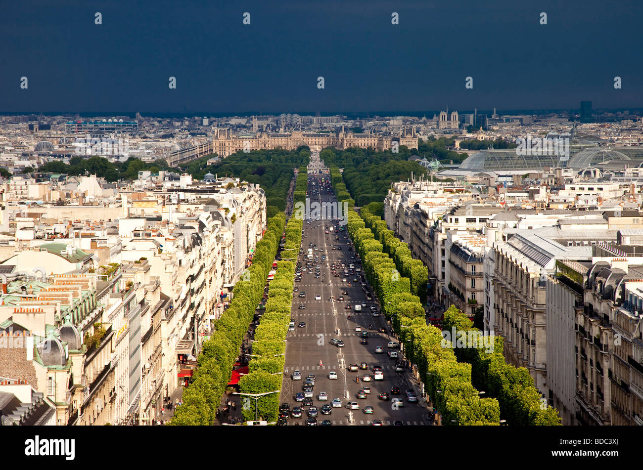 Champs Elysee und Blick auf Paris von oben des Arc de Triomphe, Frankreich Stockfoto