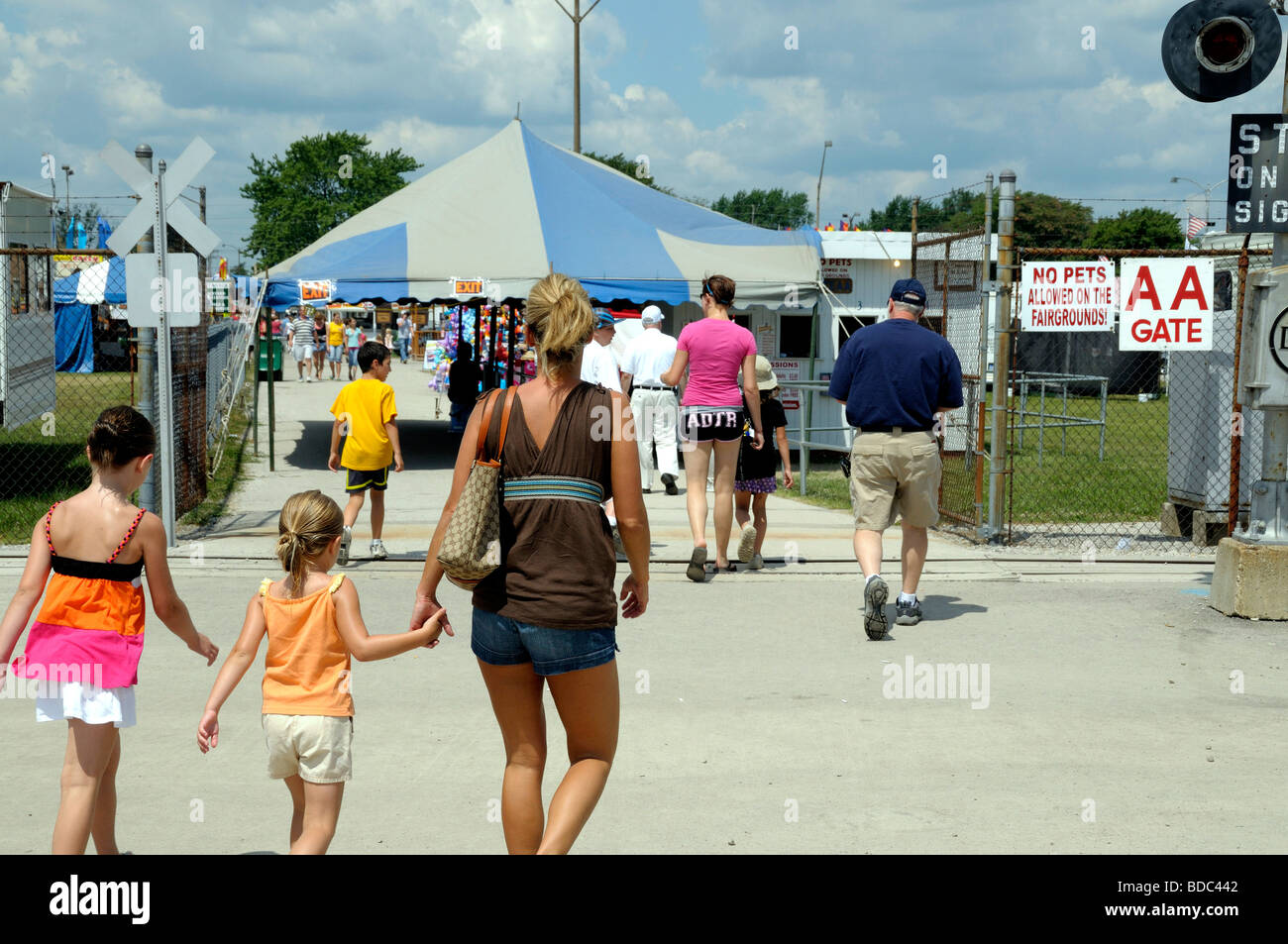 Menschen geben Sie das Monroe County Fair in Monroe, Michigan Stockfoto