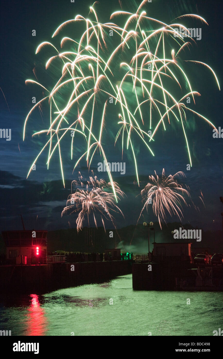 Feuerwerk am Nationalfeiertag 14. Juli über den Hafen und das Meer Schloss bei Paimpol, Bretagne, Nord-Frankreich. Stockfoto