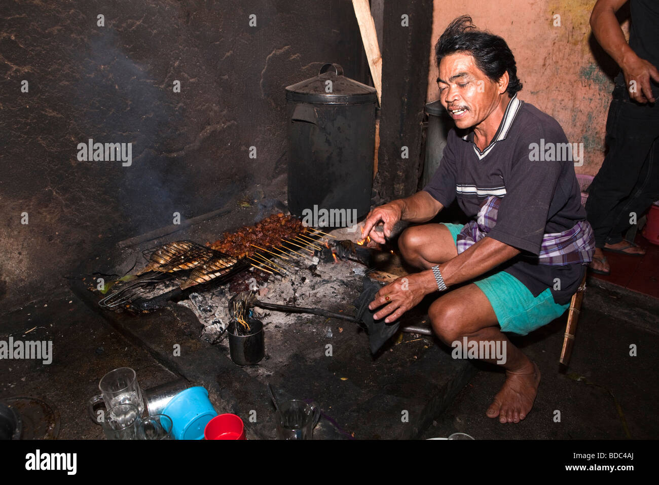 Indonesien Sulawesi Tana Toraja Makale Mann Kochen Satay in kleinen lokalen Restaurantküche Stockfoto