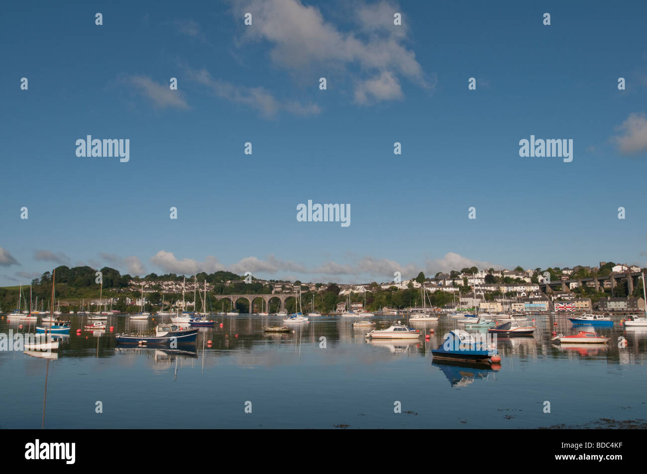 Der Fluss Tamar Blickrichtung Saltash Cornwall im Hintergrund Stockfoto