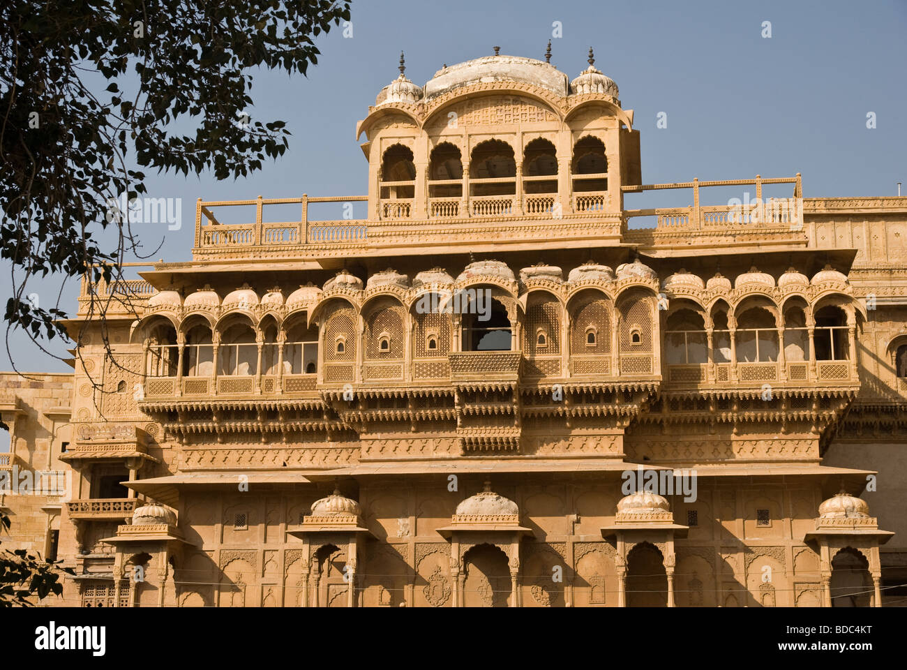 Eine wunderschön geschnitzte Fassade ein Haveli in Jaisalmer, Rajasthan, Indien Stockfoto