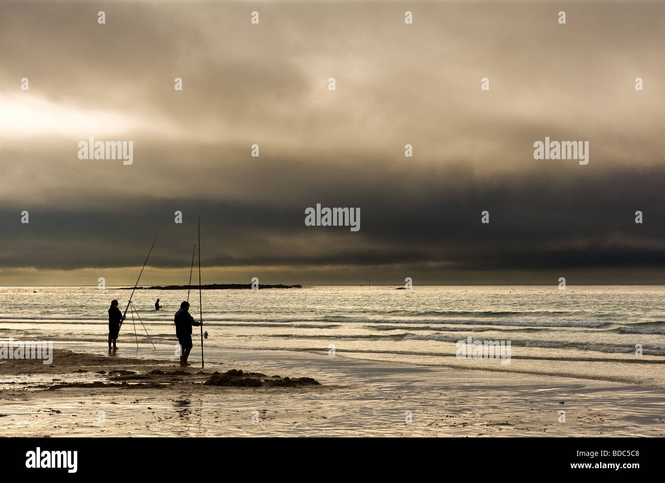 Drei angler Strand Angeln in der Dämmerung auf Sennen Strand in Cornwall. Stockfoto