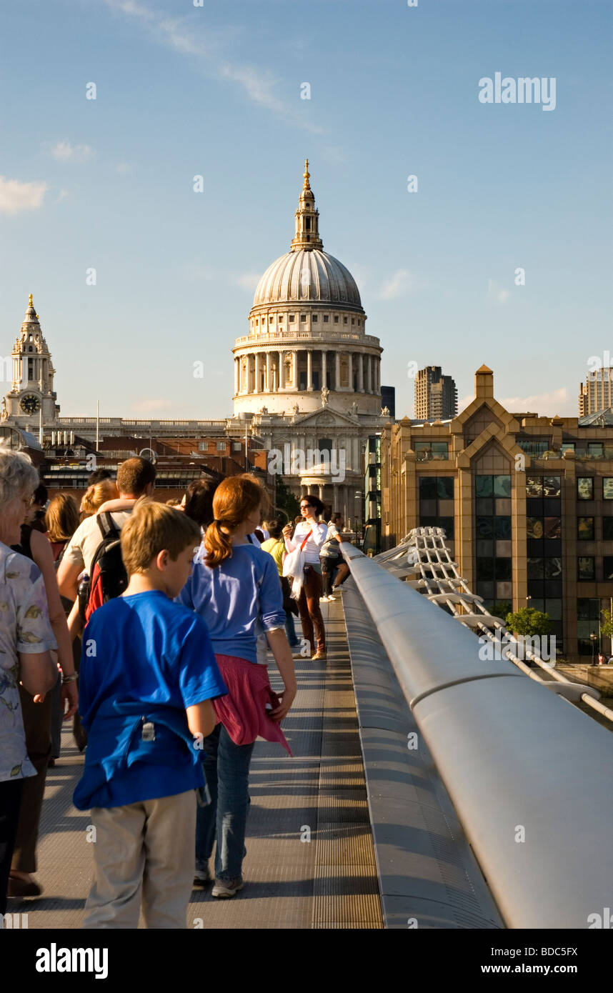 Menschen Sie Kreuzung Millennium Bridge und St. Pauls Kathedrale im Hintergrund London England UK Stockfoto