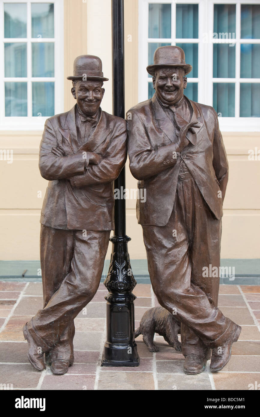 Laurel und Hardy Statue außerhalb Ulverston s Krönungssaal von Graham Ibbeson geformt Stockfoto