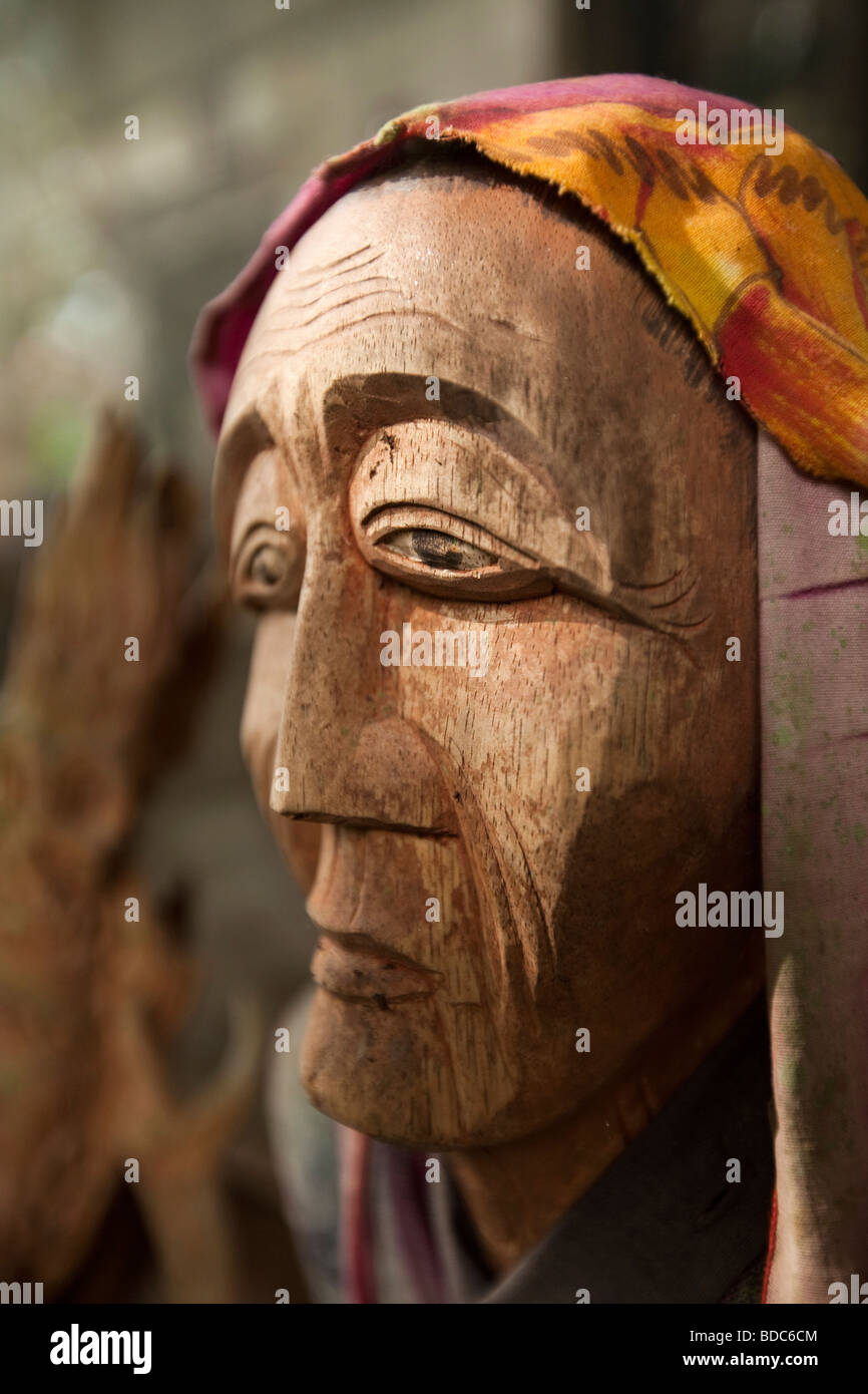 Indonesien Sulawesi Tana Toraja Kete Kesu Tau Tau Bildnis Figur außerhalb Souvenir-shop Stockfoto