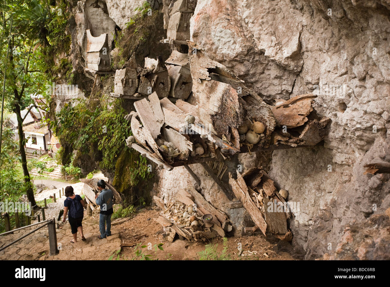 Indonesien Sulawesi Tana Toraja Kete Kesu Tourist und Guide unter Särge und Knochen der toten Vorfahren Stockfoto