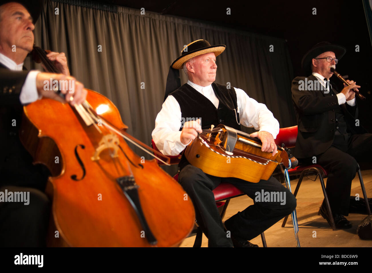 Drei im mittleren Alter Männer, bretonischen folk-Musiker spielen ihre Instrumente ein Mann auf der Hurdy Gurdy Stockfoto