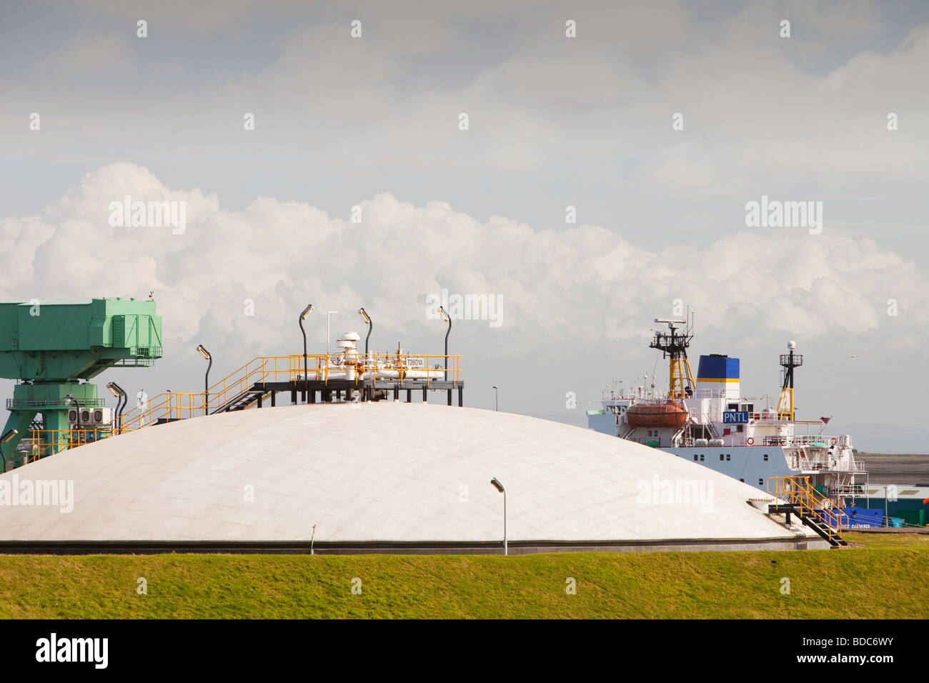 Eine Lagerung Gasanlage in Barrow in Furness Cumbria UK mit einem nuklearen Transportschiff hinter Stockfoto