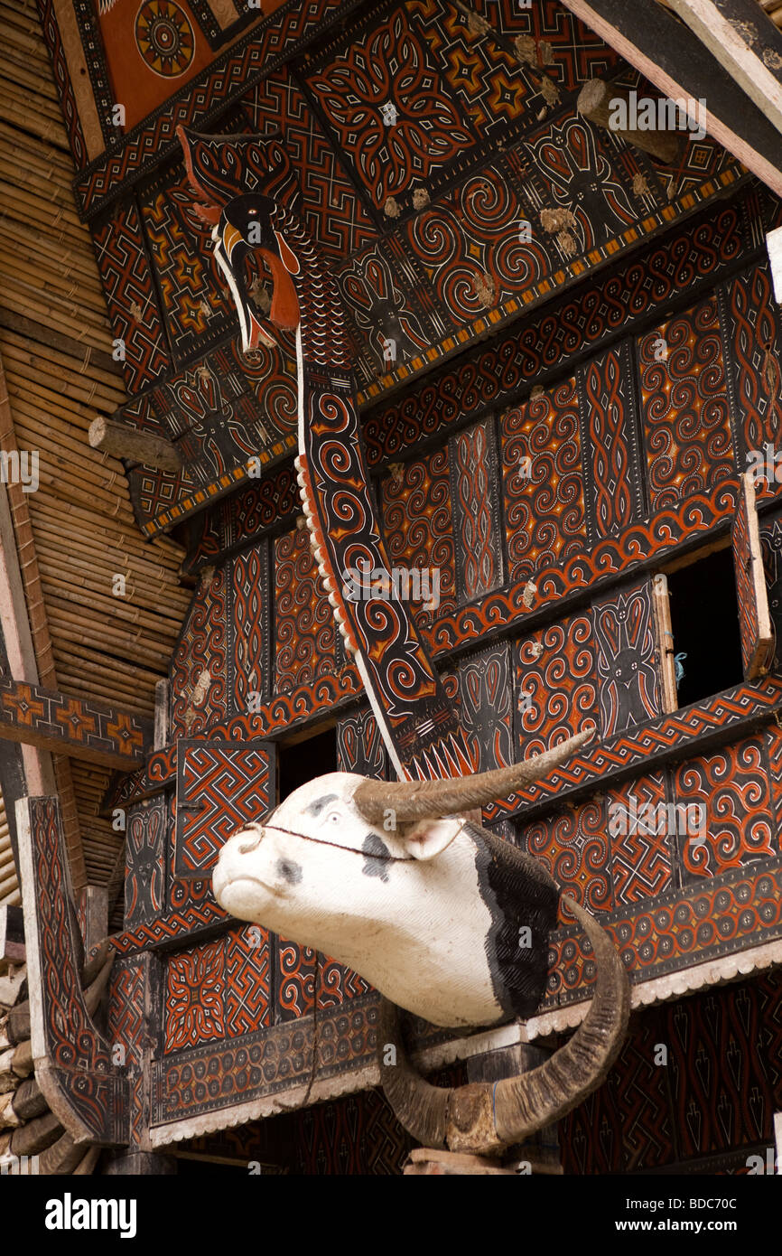 Indonesien Sulawesi Tana Toraja Kete Kesu traditionelle Tongkonan Dorfhaus mit Büffel Kopf und Katik Vogel Holzschnitzereien Stockfoto