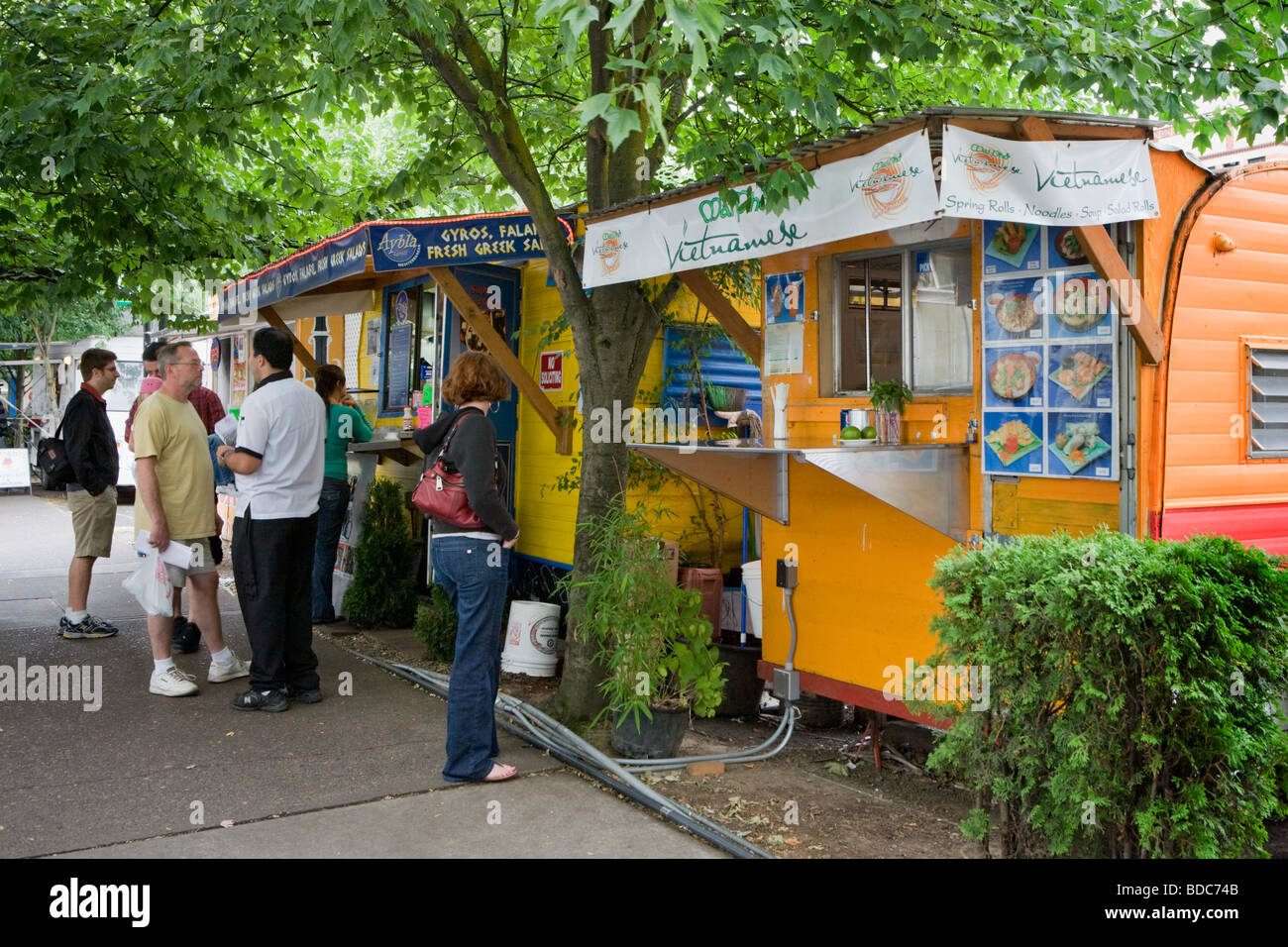 Portland, Oregon, ist bekannt für seine vielen Food Carts und Food Trucks. USA. Stockfoto