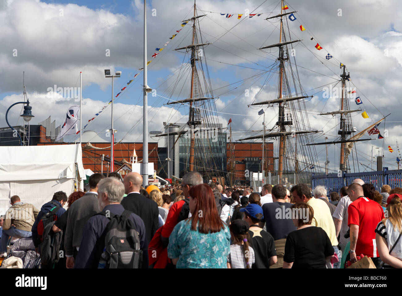 Massen von Besuchern und Touristen während der Großsegler Besuch in Belfast im Jahr 2009 während Belfast maritime festival Stockfoto