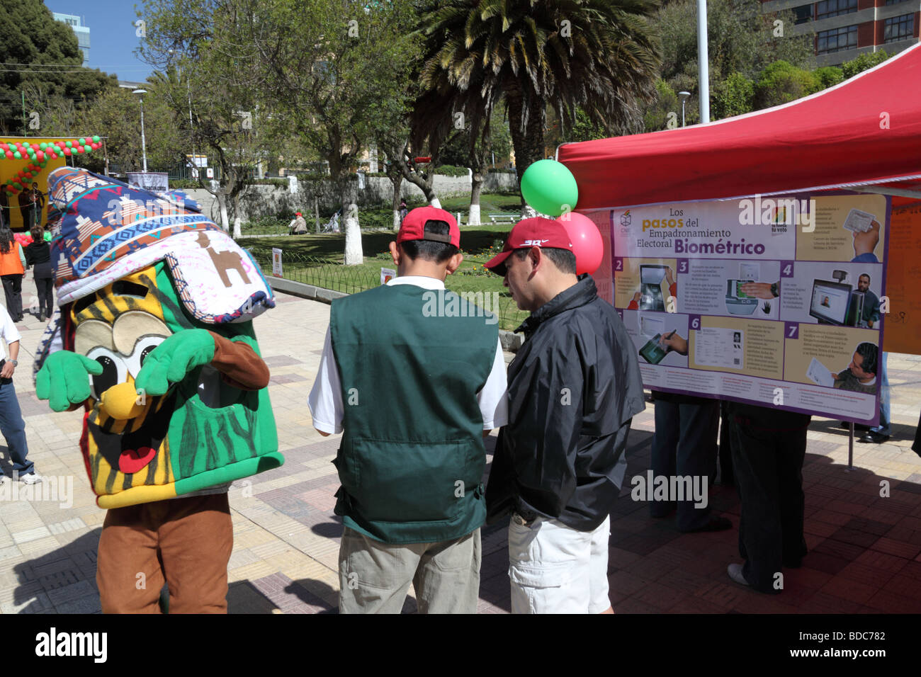 Wahlkampfmaskottchen und Stall mit Informationen über die Registrierung für die neue biometrische Wahlliste, La Paz, Bolivien Stockfoto