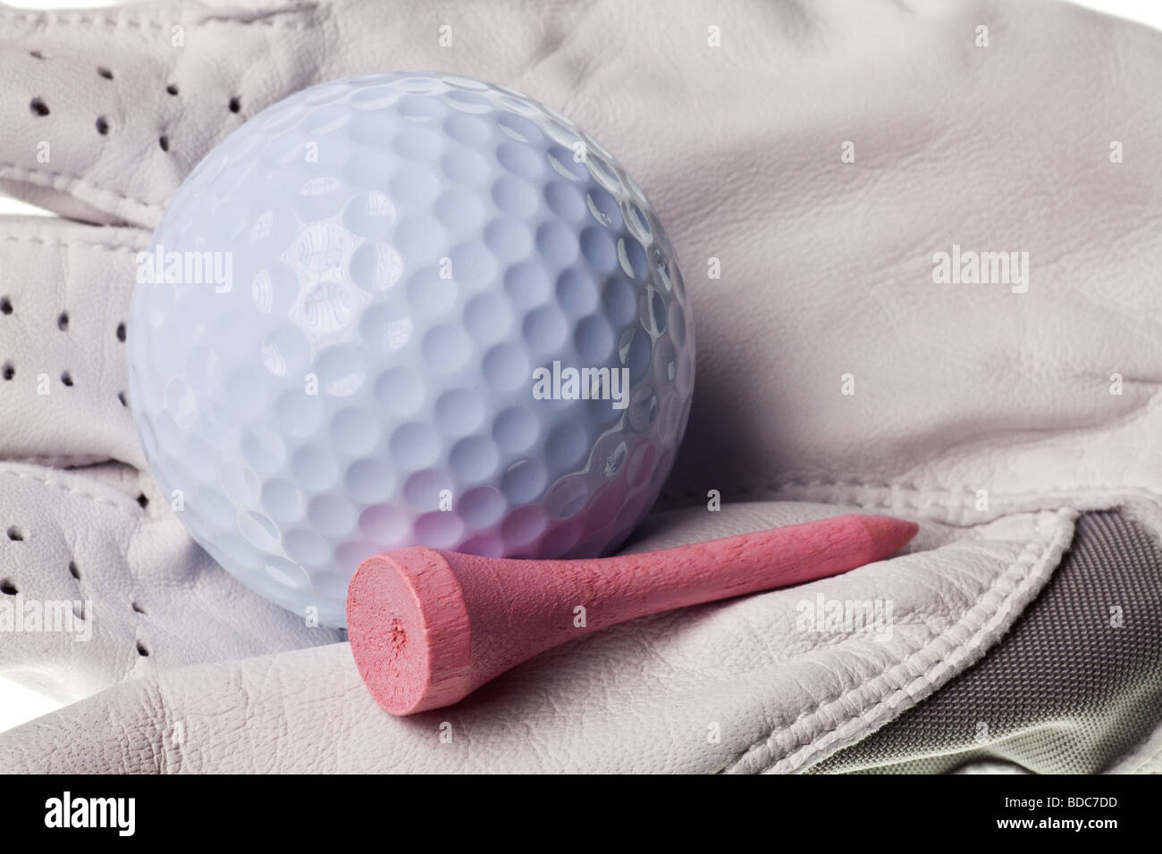 Golfball und Handschuh auf einen rein weißen Hintergrund isoliert Stockfoto