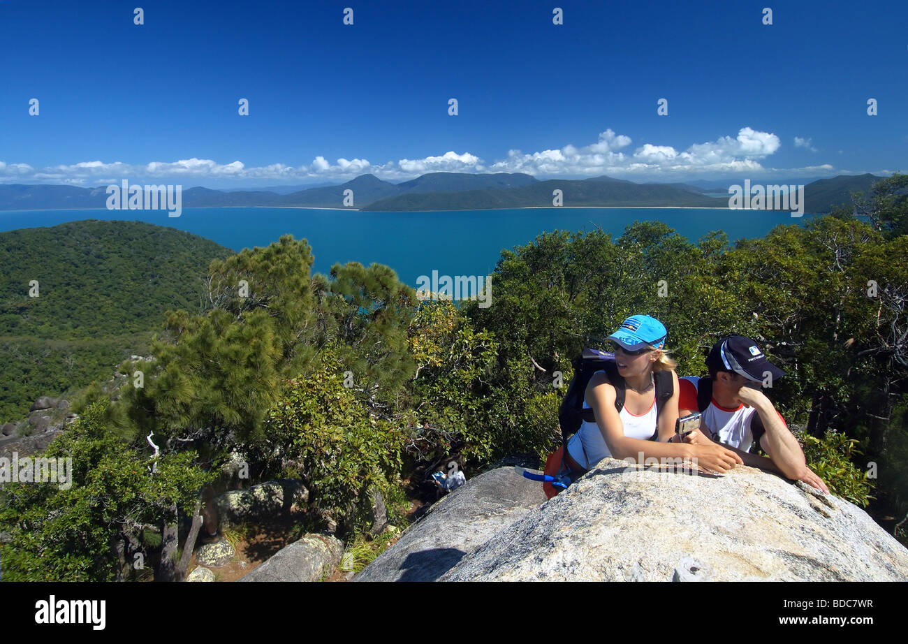 Wanderer genießen die Aussicht vom Boulder-Aussichtsturm auf dem Gipfel des Fitzroy Island National Park Queensland Australien Nein Herr Stockfoto