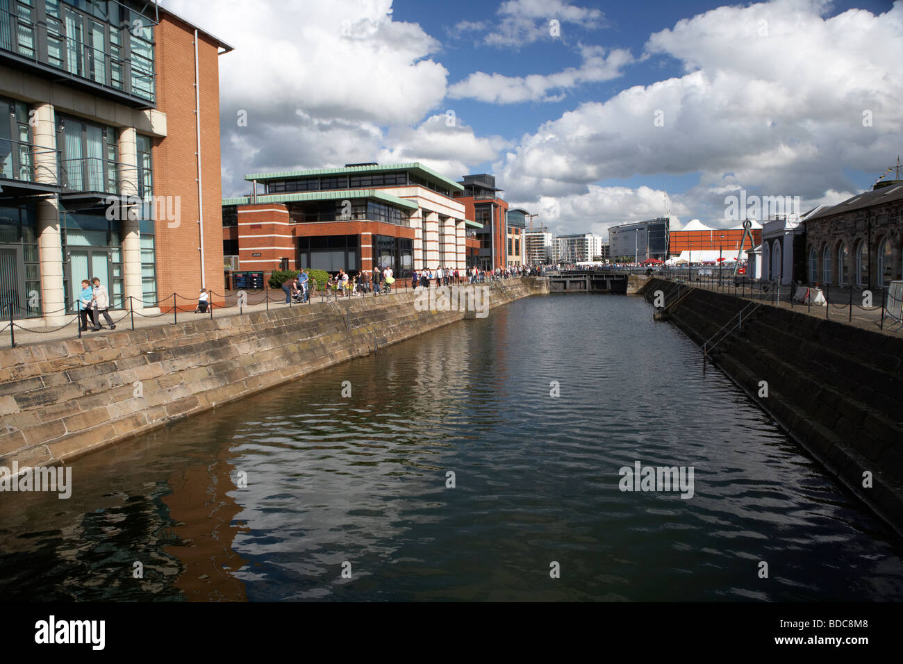 Moderne Bürogebäude am erneuerten Clarendon dock Hafen von Belfast Belfast Nordirland Vereinigtes Königreich Stockfoto