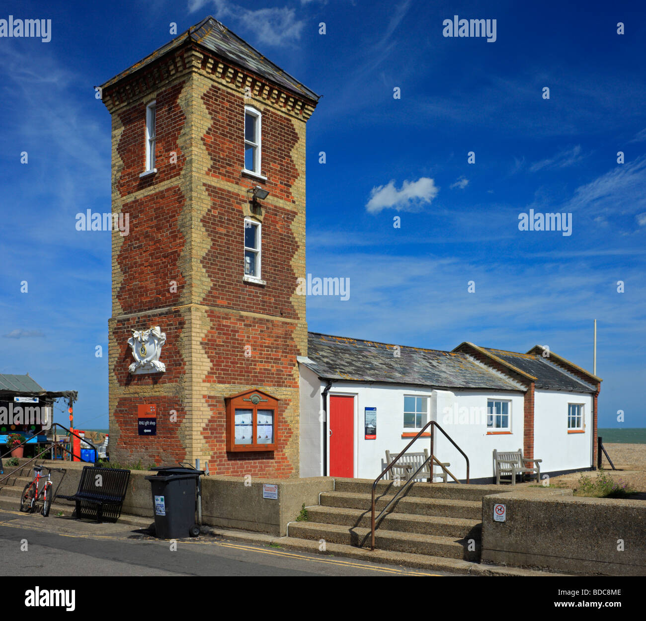 Alten Rettungsboot Station und Aussichtsturm. Aldeburgh, Suffolk, East Anglia, England, UK. Stockfoto