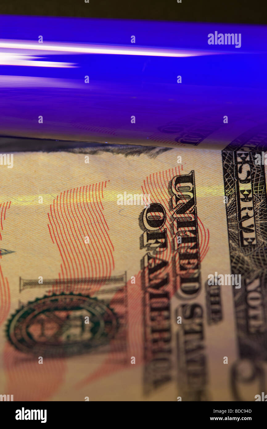 mit Hilfe eines UV schwarz-Lichts eine fünfzig-Dollar-Banknote um sicherzustellen, dass es echt ist Stockfoto