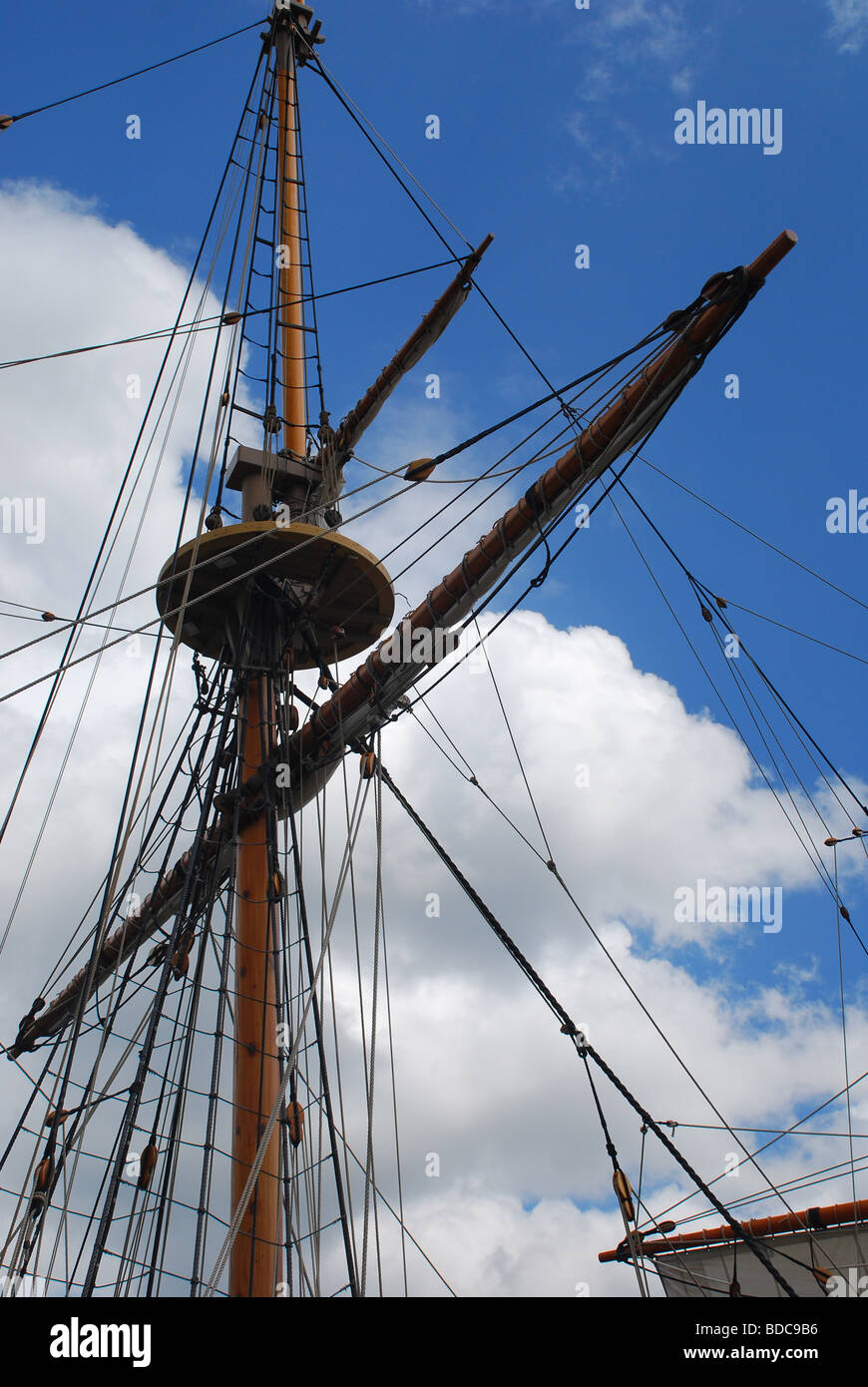 Holzschiff s Mast mit mehreren Linien und Crows nest Stockfoto