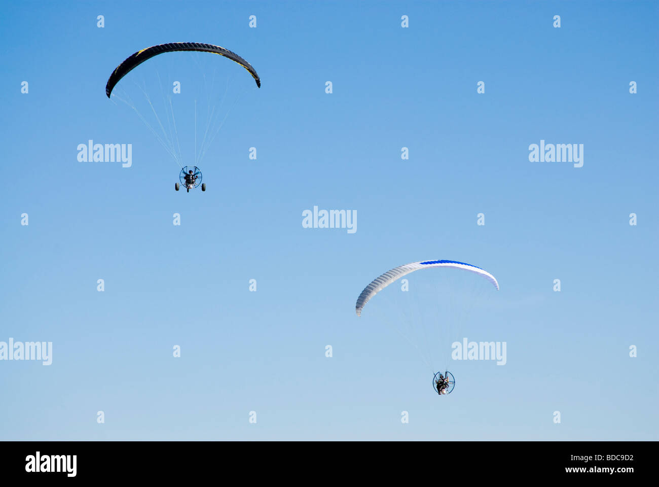 eine angetriebene Paragliders auf der Flucht vor einem strahlend blauen Himmel Stockfoto