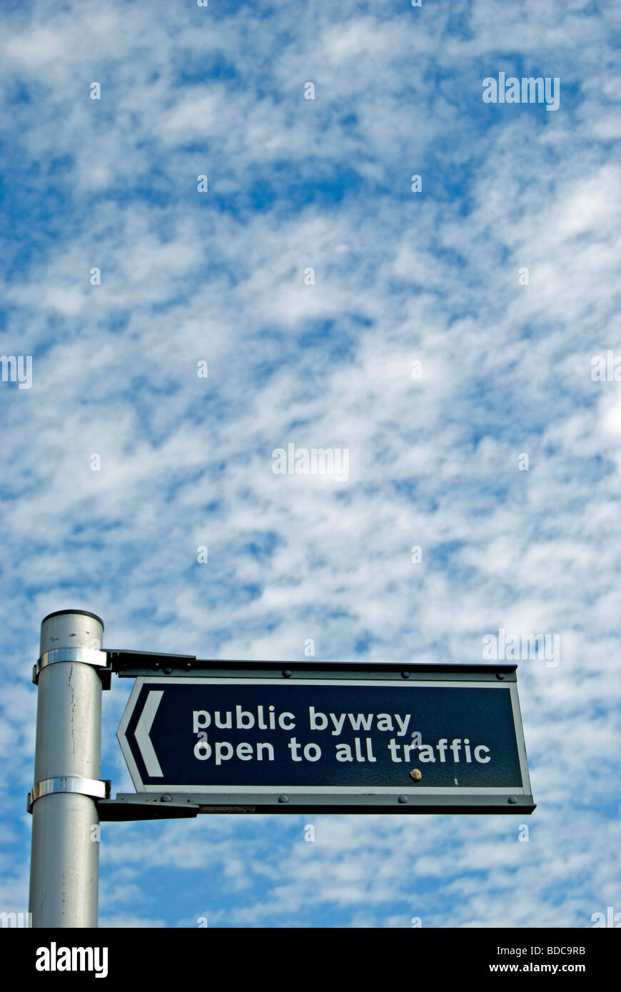 Öffentliche byway offen für alle Verkehrszeichen in East Sheen, London, England, gegen ein fleckiges Himmel von Patchwork cirrocumulous Wolken gesehen Stockfoto